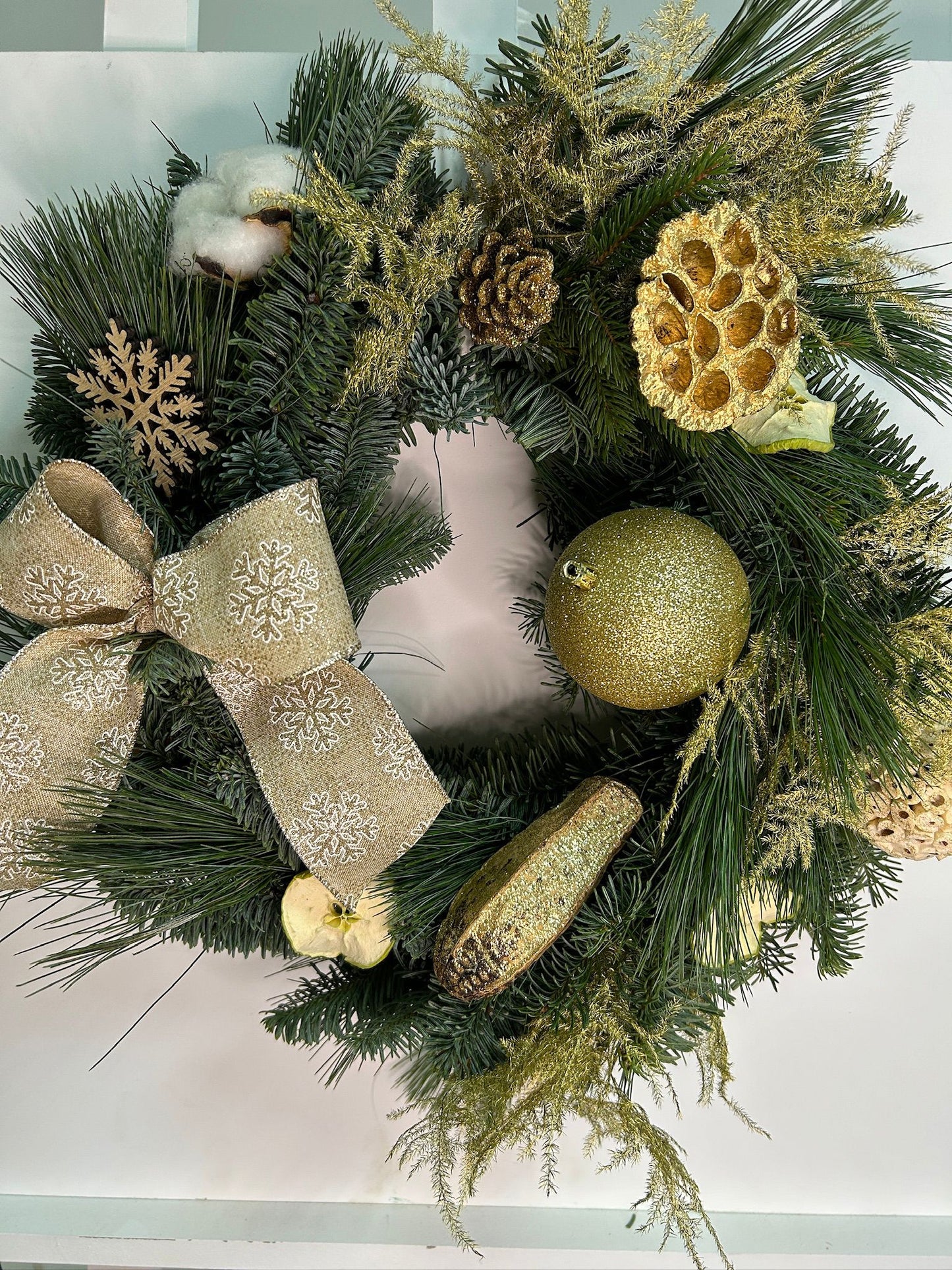 Aranjament de Crăciun Gold cu bumbac și fundă elegantă