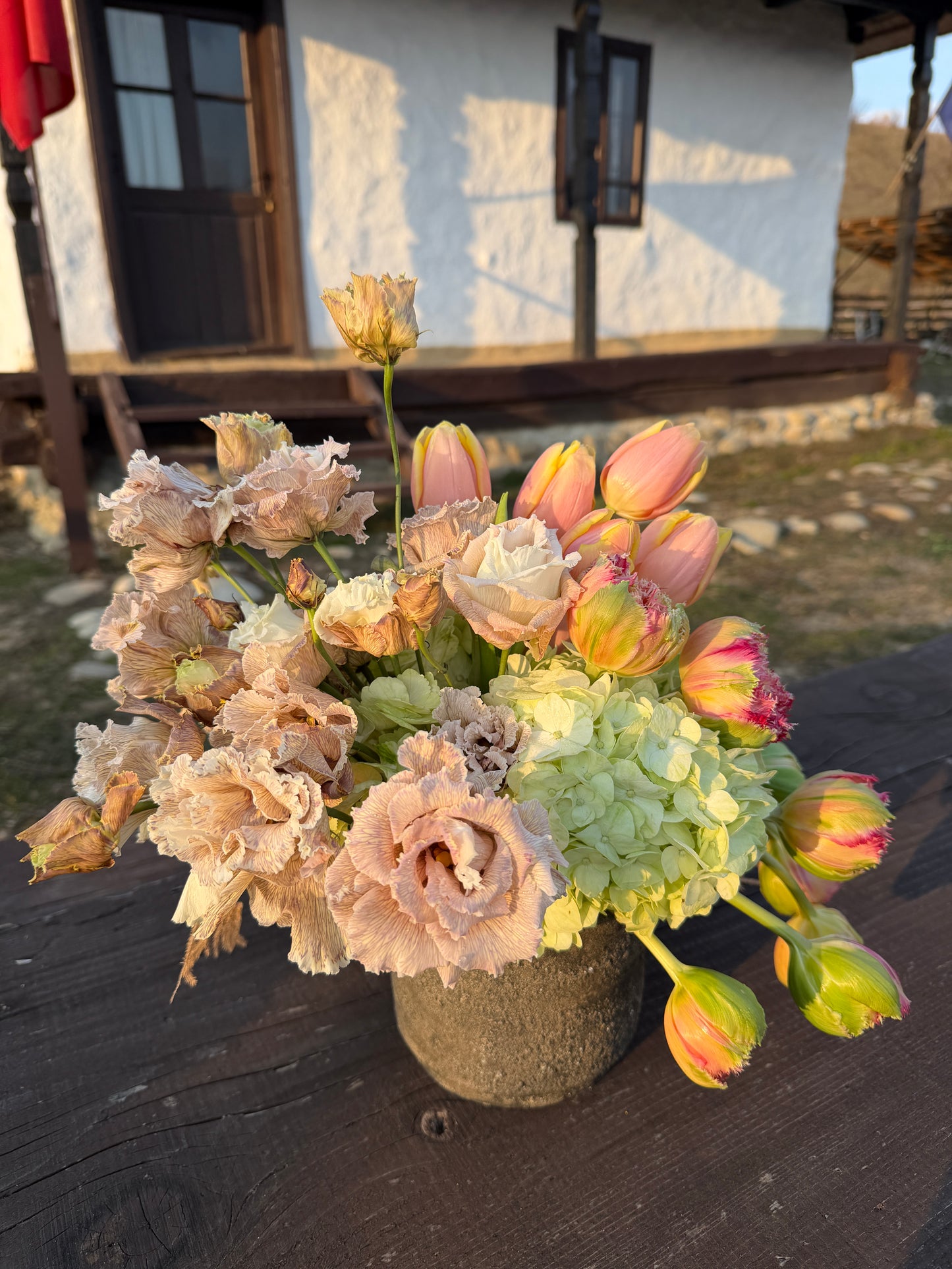 Aranjament peach în vas ceramic