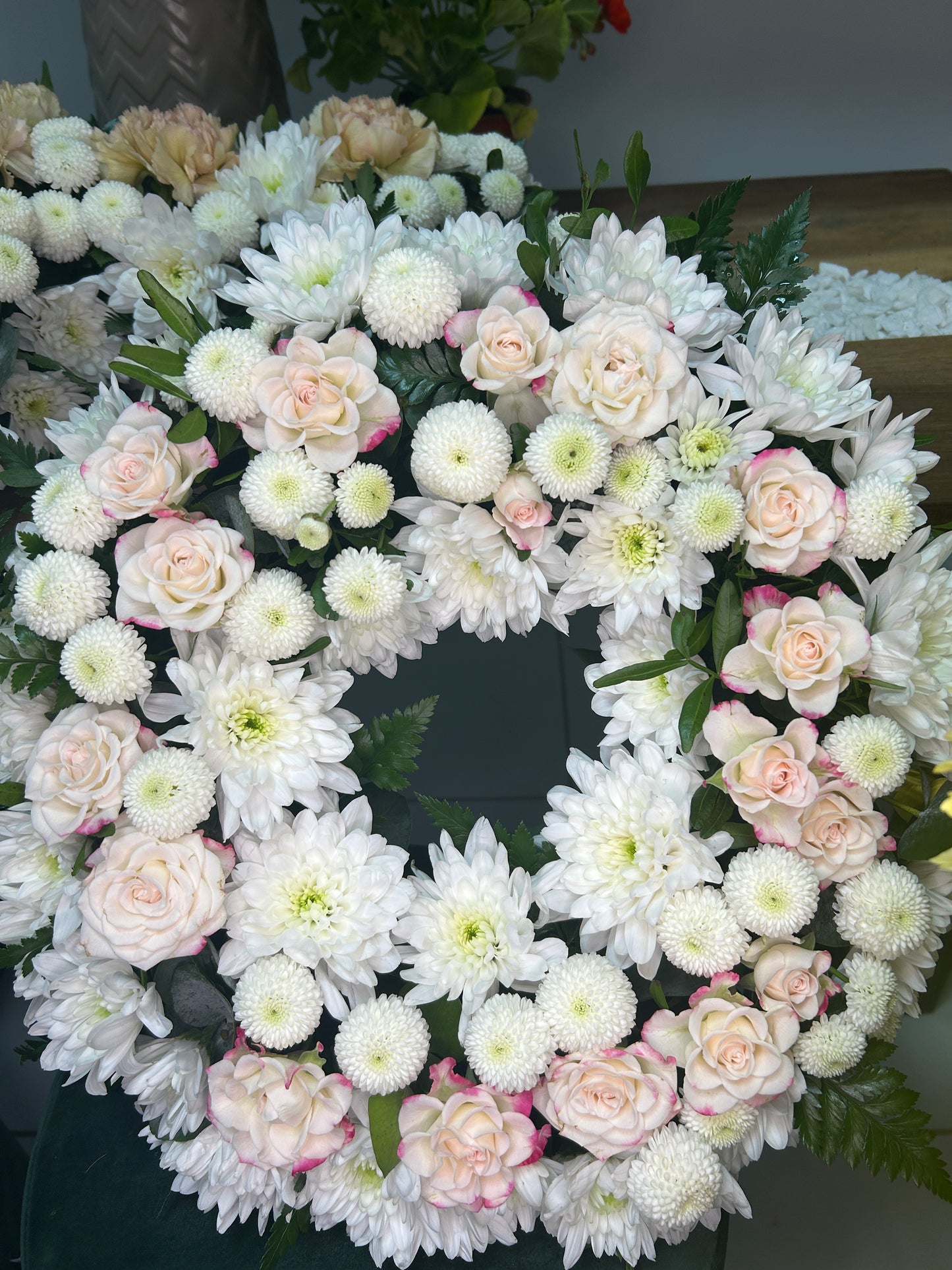 Coroană Funerară Mică cu Crizantemă și Minitrandafiri