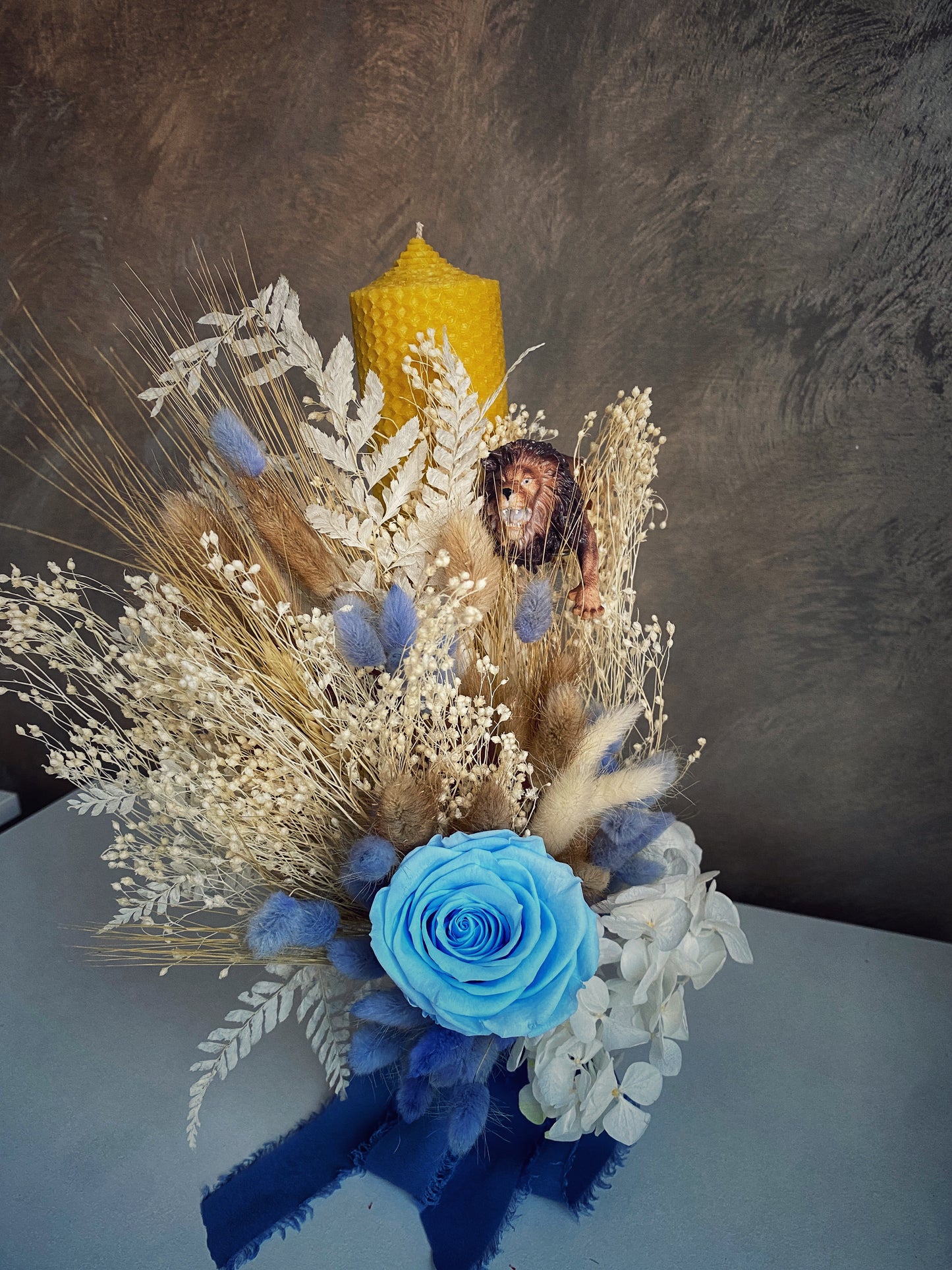 Lumânare Baby Boy tip fagure cu flori uscate și criogenate