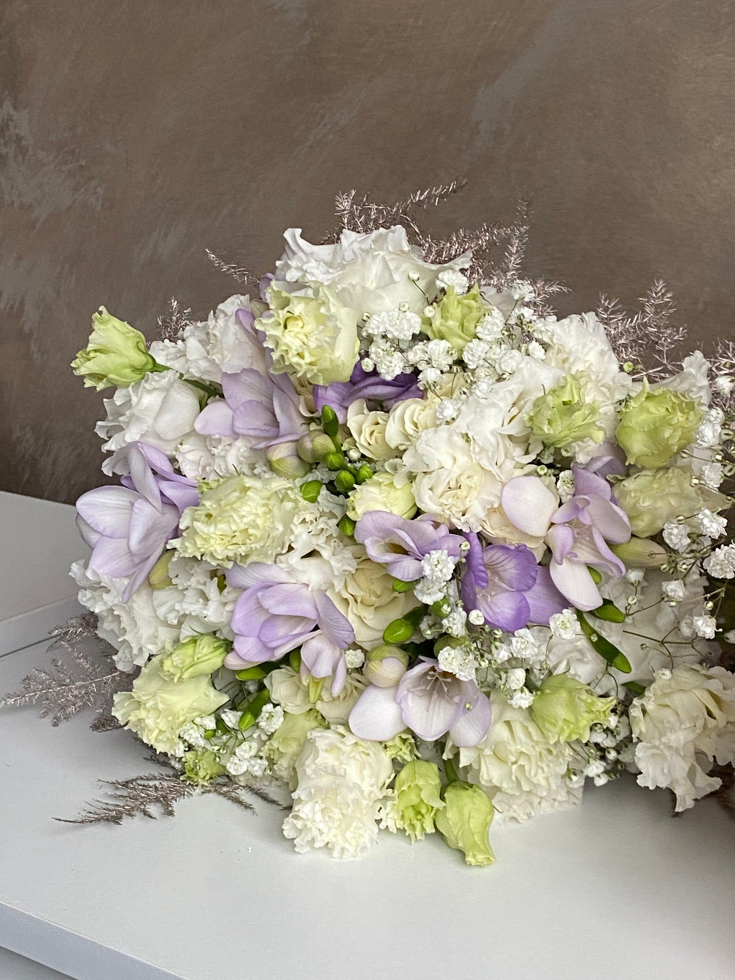 Buchet pentru Ceremonie Civilă cu Eustoma Albă, Creasta Cocoșului, Frezie Mov și Gypsophila