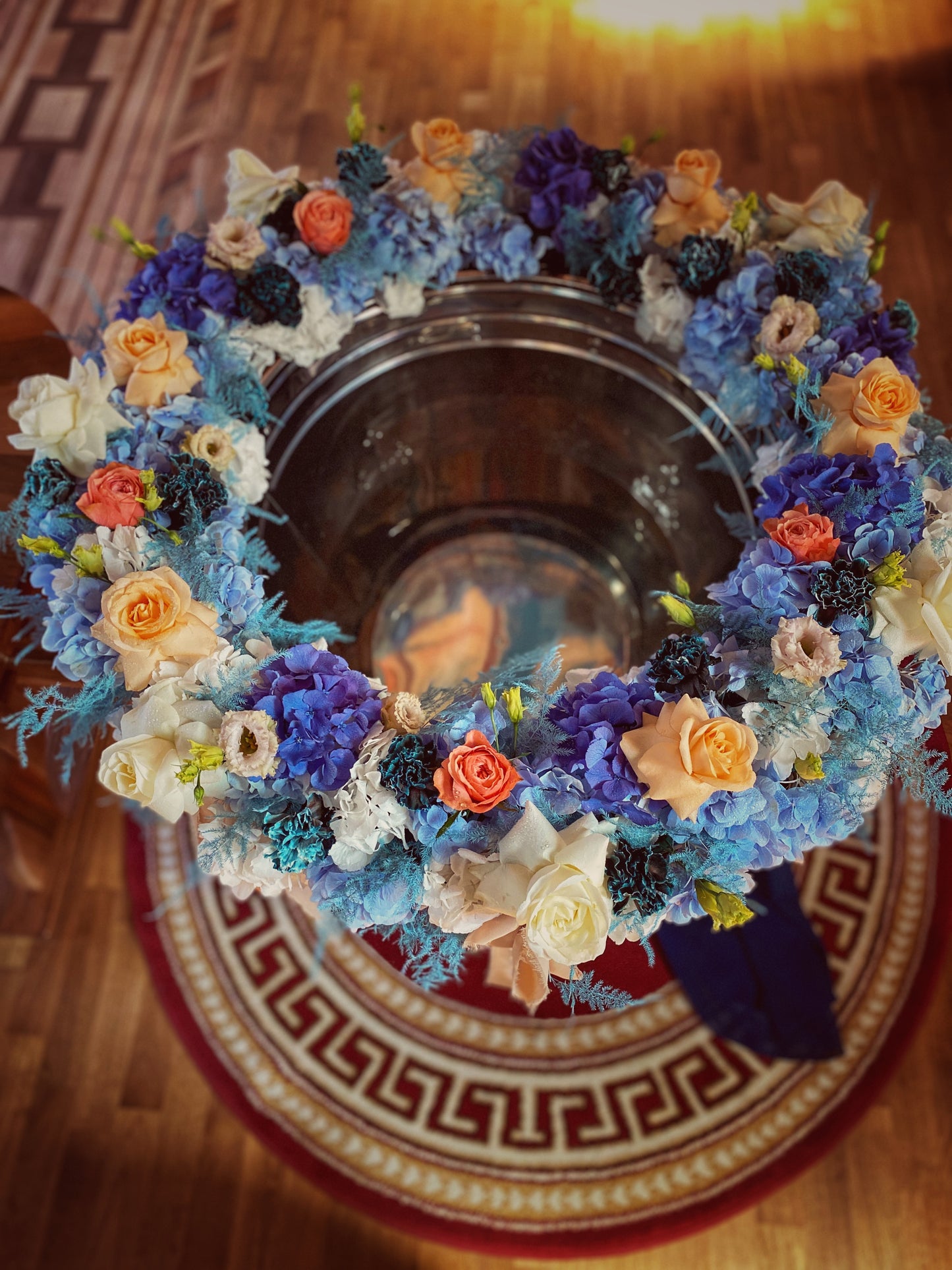 Decor Cristelniță Cerc Compact cu Hortensie, Trandafiri Kahala, Garoafe VIP, Eustoma Albă și Asparagus