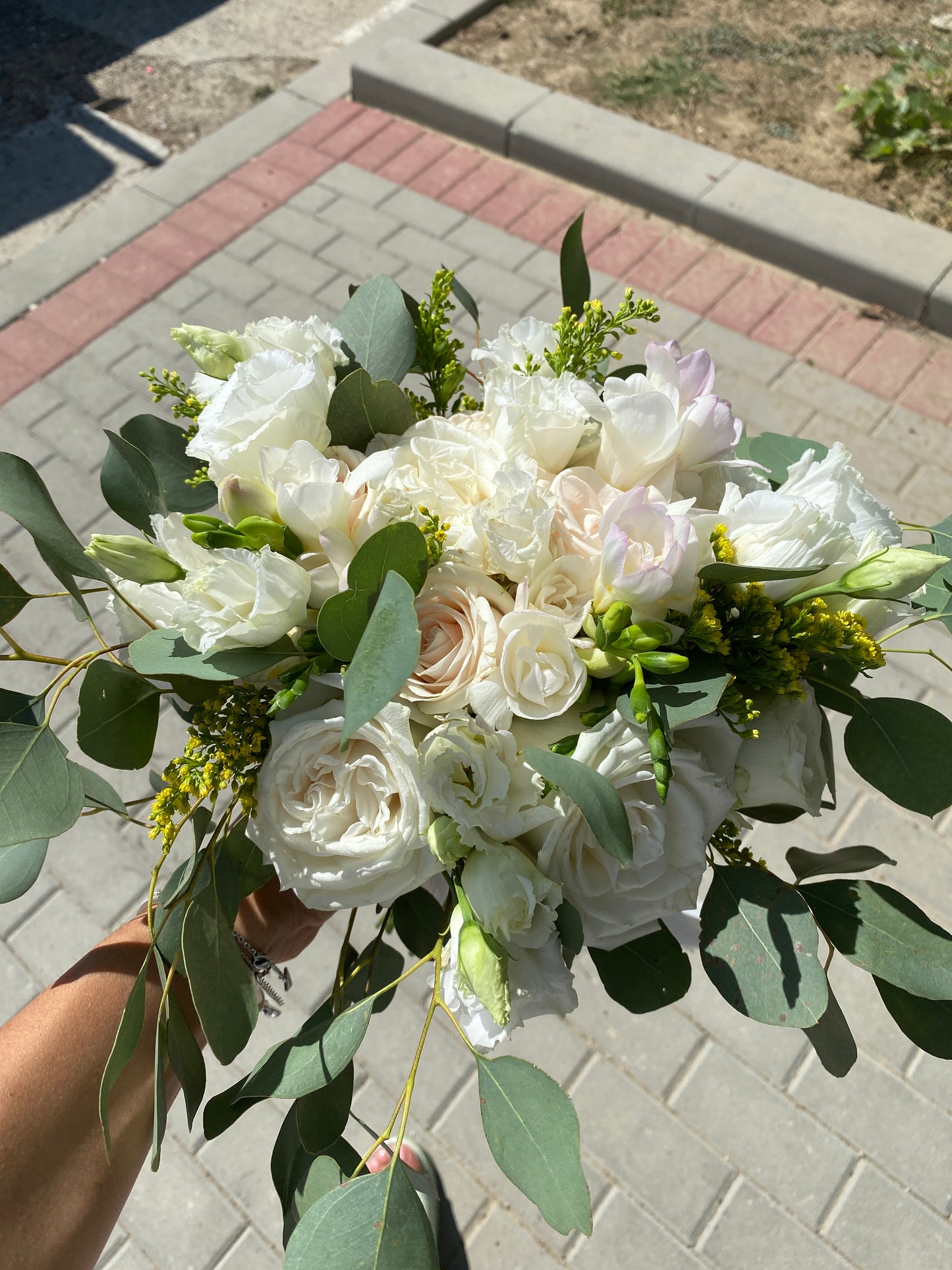 Buchet Ceremonie Civilă cu Trandafiri Playa Blanca, Eustoma Albă, Frezie și Populus