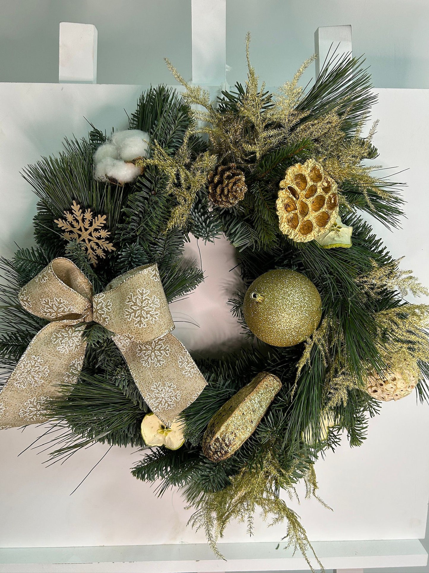 Aranjament de Crăciun Gold cu bumbac și fundă elegantă