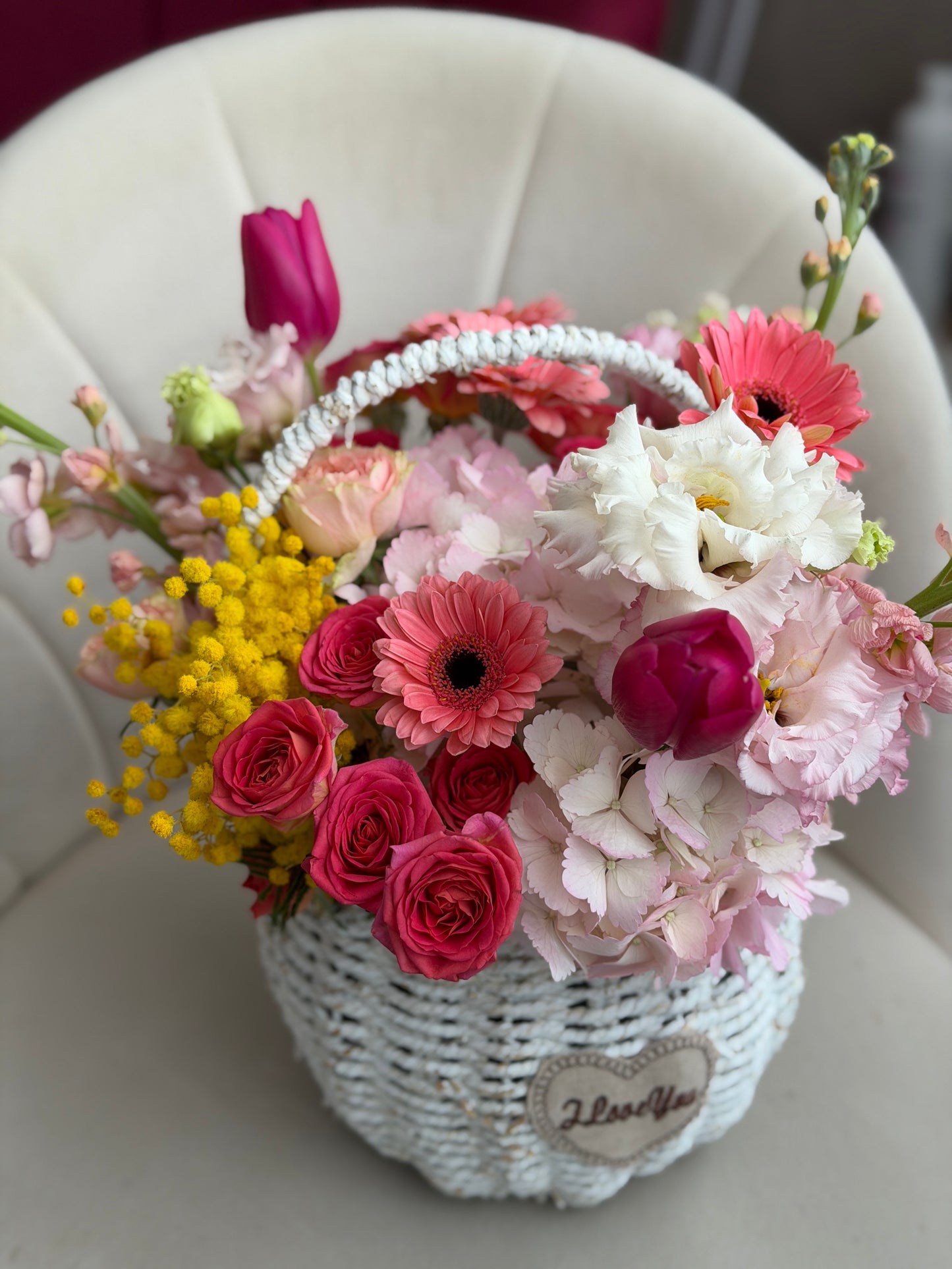 Aranjament floral pink în coș