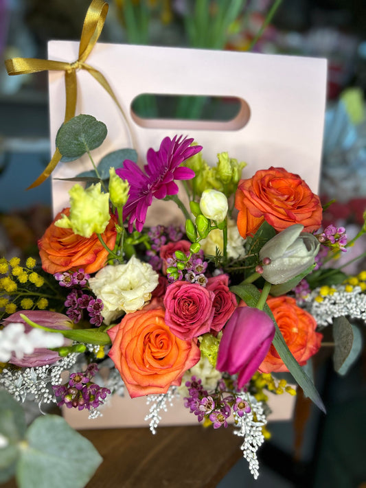 Aranjament Tip Pastel cu Trandafiri, Migerbera, Lalele și Eustoma