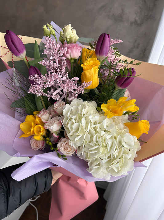 Buchet Mix cu Hortensie, Lalele, Eustoma și Trandafiri